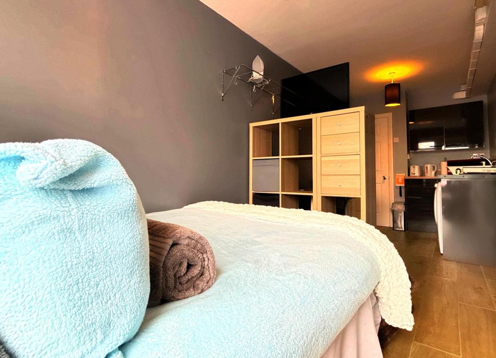Shirley Apartments, Cozy Studio, Self Check In, 10 Min Drive To City Centre, Walking To Redbridge Train Station Southampton Kültér fotó